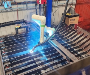 Hệ thống robot hàn nâng cao: Xử lý 12 giờ làm việc chỉ trong 45 phút